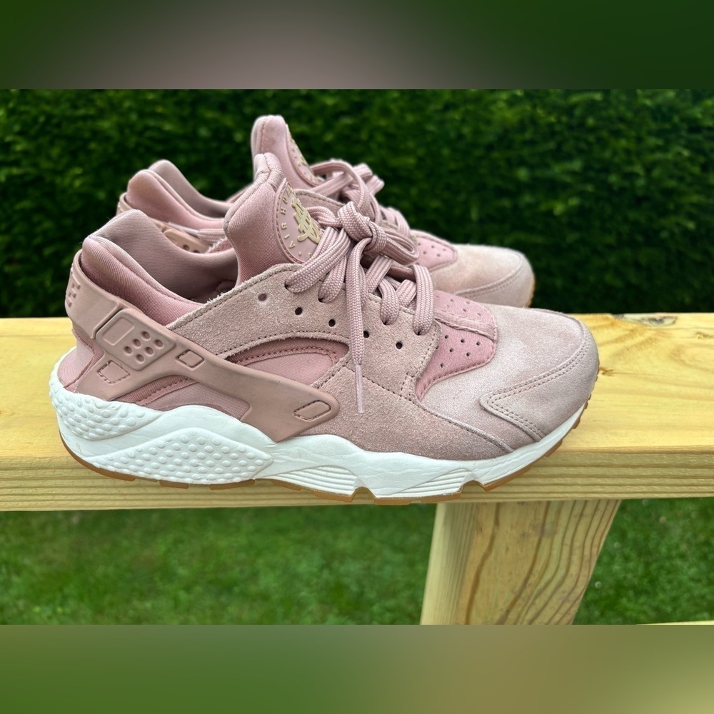 Nike Air Haurache Run in Particle Pink Suede Sneaker Sz 8